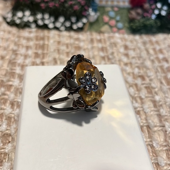 Pale yellow large rhinestone costume statement ring size 9 - Picture 2 of 9